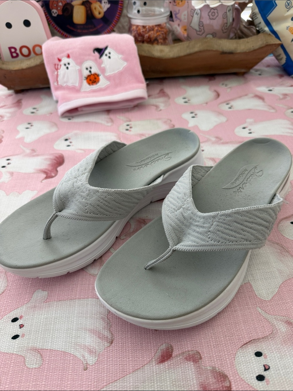 Skechers Light Gray Quilted Platform Thong Sandals, Size 10, New Condition